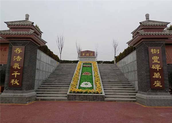 閻良漢皇樹葬骨灰公墓提供的常年免費專車參觀園區(qū)服務(wù)有哪些優(yōu)勢，對潛在客戶有何幫助？