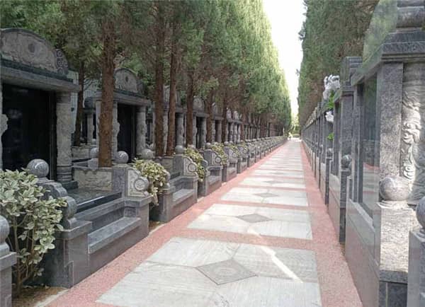 在西安漢皇樹葬墓園選擇壁葬服務時，家屬應考慮哪些因素來確保為逝者提供一個體面的安息之地？