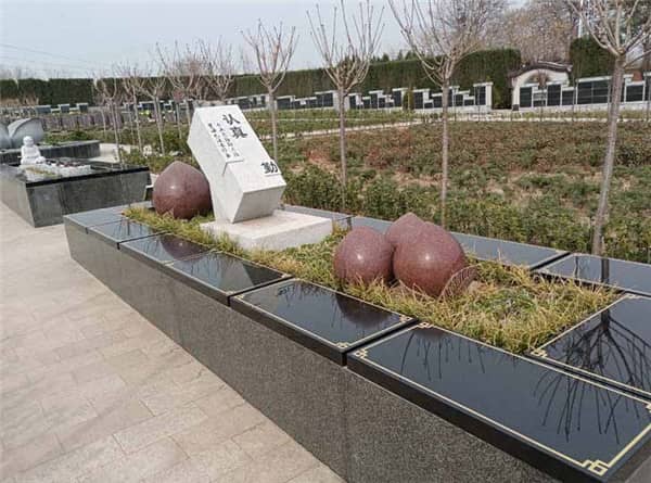 西安市有哪些知名的公益性陵園墓地？這些陵園墓地分別屬于哪一類，并請簡要介紹其中一兩家。
