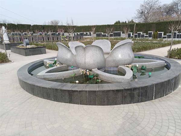 在西安市，除了霸陵墓園新區(qū)和漢皇樹葬墓園，還有哪些墓園提供樹葬服務(wù)，它們的現(xiàn)狀如何？