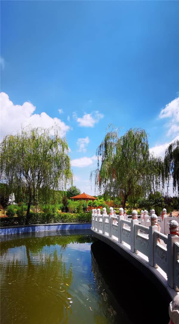 西安漢皇樹葬墓園的地理位置和交通情況如何，對(duì)家屬有何便利？