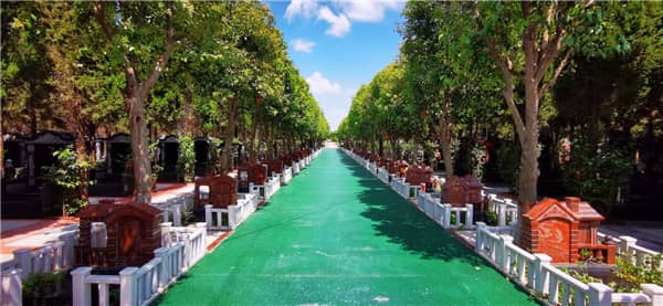 閻良漢皇樹葬墓園在墓型設(shè)計(jì)上有哪些獨(dú)特之處，如何體現(xiàn)其多樣化和藝術(shù)化的特點(diǎn)？