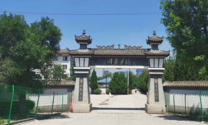 西安鎬京骨灰墓園的價格是否包含維護費用？