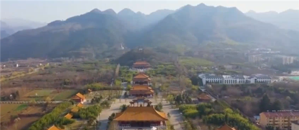 壽陽(yáng)山墓園的具體位置在哪里，其周邊環(huán)境有何特點(diǎn)？