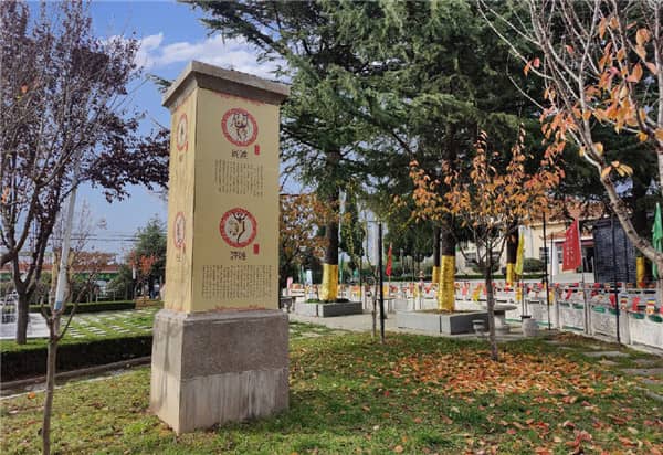 在西安參加葬禮時，神情舉止方面有哪些需要注意的地方？
