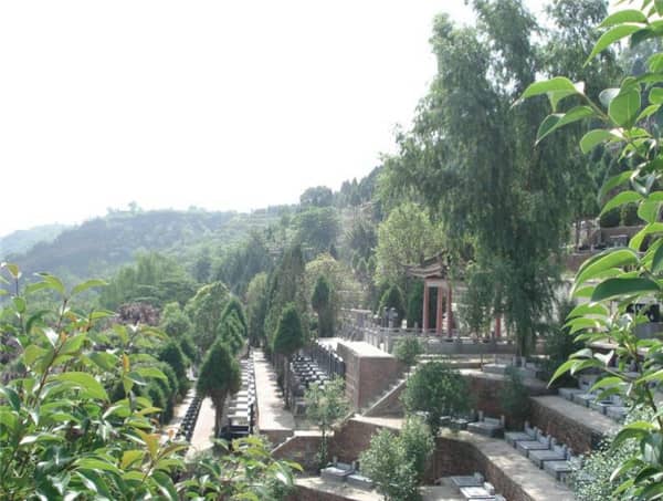 在西安壽陽山墓園購買墓地時，除了墓位價格還有哪些費用需要考慮？