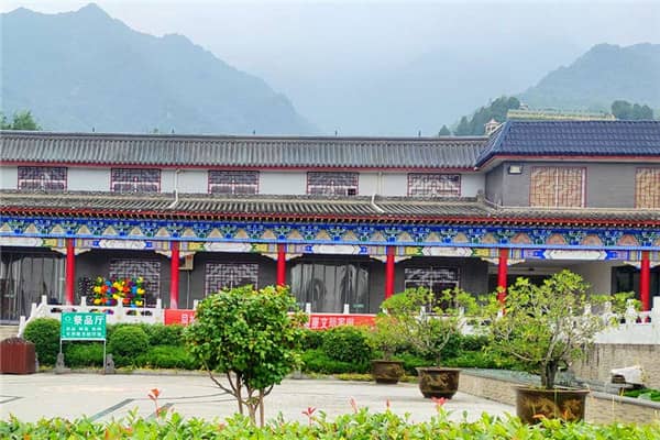 西安九龍山公墓位于西安市西南秦嶺腳下