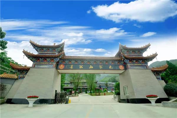 西安九龍山墓園是在哪一年開(kāi)始運(yùn)營(yíng)的？它的地理位置和區(qū)域歸屬是怎樣的？