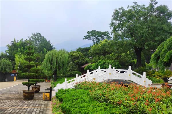 西安九龍山公墓為何能吸引遠(yuǎn)近客戶前來(lái)選購(gòu)？