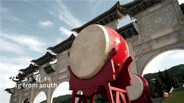 西安霸陵墓園的布局和朝向對其整體氛圍有何影響？