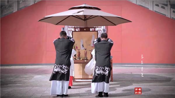 霸陵新區(qū)墓園有哪些特色建筑和墓區(qū)，其整體風(fēng)格如何？