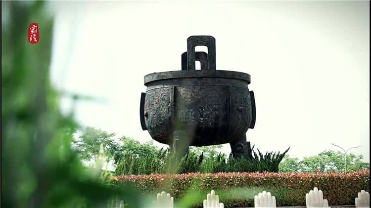 霸陵陵園中的草坪園提供了哪些葬式，并簡述其理念？