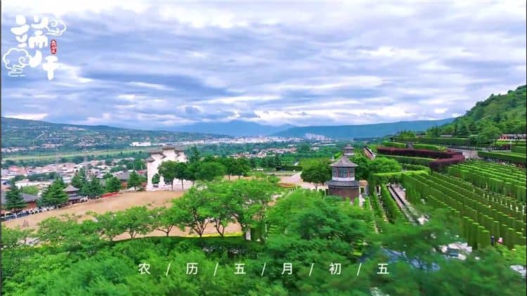 西安霸陵墓園新區(qū)是否提供便捷的停車服務(wù)，方便前來參觀或辦理業(yè)務(wù)的訪客？
