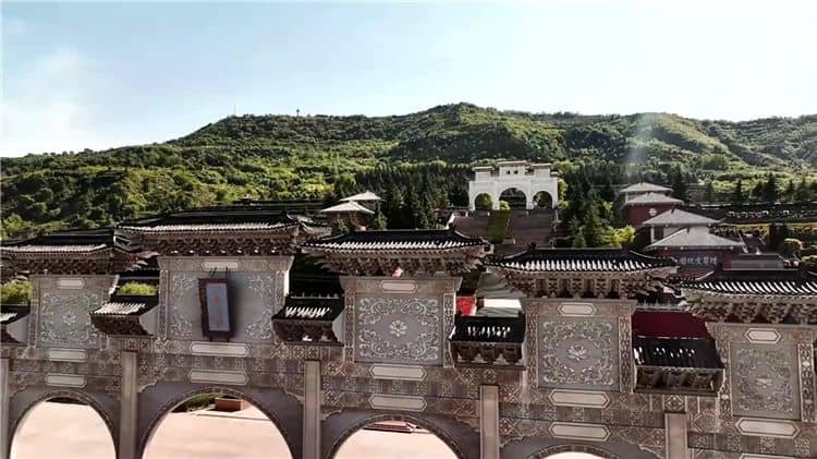 霸陵墓園提供了哪些安葬方式，以滿足不同家庭的需求？