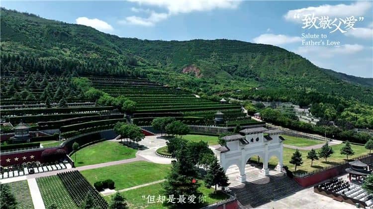 西安霸陵墓園新區(qū)的園丁園是如何體現對教師的尊重與致敬的？