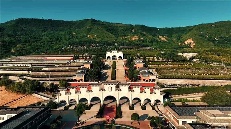 西安霸陵墓園中的墓型價格是否受到墓型規(guī)格、位置和材質(zhì)等因素的影響？