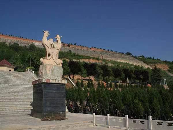 在西安高橋墓園的不同區(qū)域中，家屬如何根據(jù)逝者的喜好和生平事跡來選擇最合適的區(qū)域？