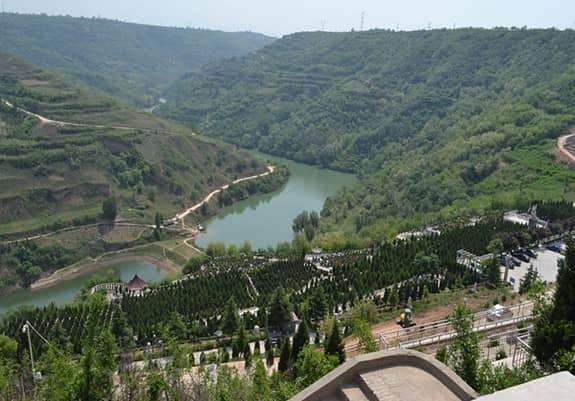 西安高橋墓園的環(huán)境特點(diǎn)是什么？