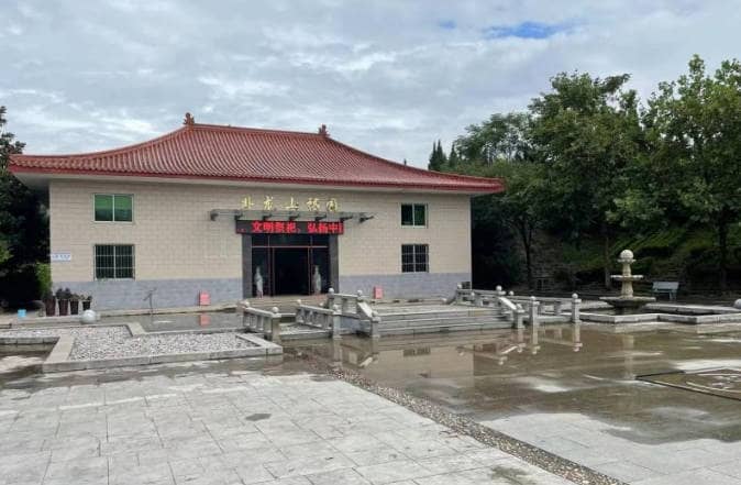 西安臥龍山福園公墓的自然環(huán)境有何特色，如何體現(xiàn)天人合一的理念？