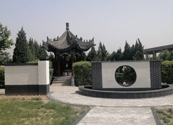 西安臥龍山墓園為便利謁陵者提供了哪些設(shè)施和服務(wù)？