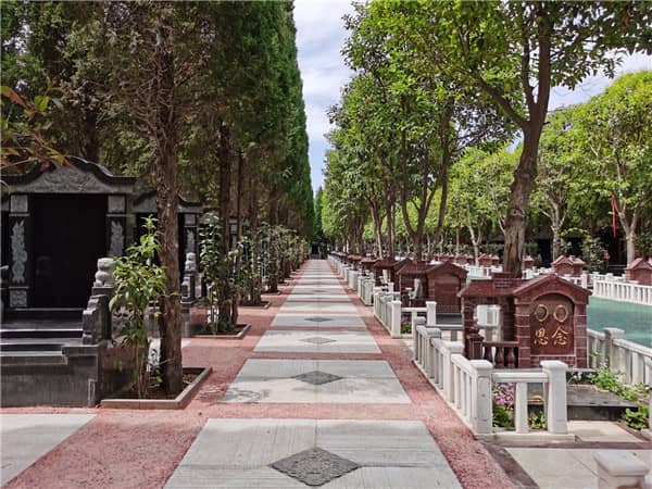 西安陵園中的單人墓地和雙人墓地有哪些主要區(qū)別？購買時應(yīng)該如何選擇？