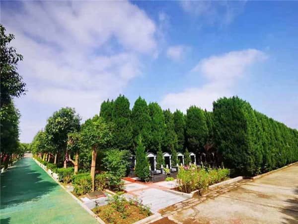 在西安陵園選擇立碑時(shí)，如何根據(jù)預(yù)算和逝者喜好做出合適的選擇？